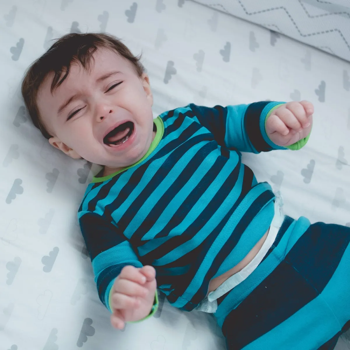 صورة لطفل يبكي ليلاً