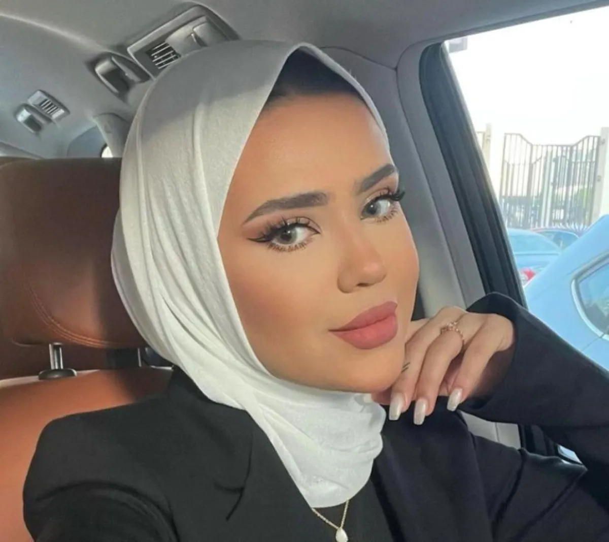 سارة الدهيم بالحجاب الكويتي-الصورة من حسابها على انستغرام