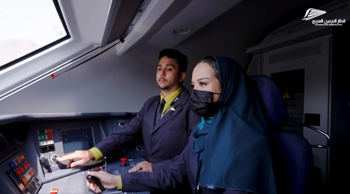 رسميا.. اعتماد 32 قائدة سعودية لقيادة قطار الحرمين السريع - الصورة من حساب مؤسسة الخطوط الحديدية السعودية على تويتر