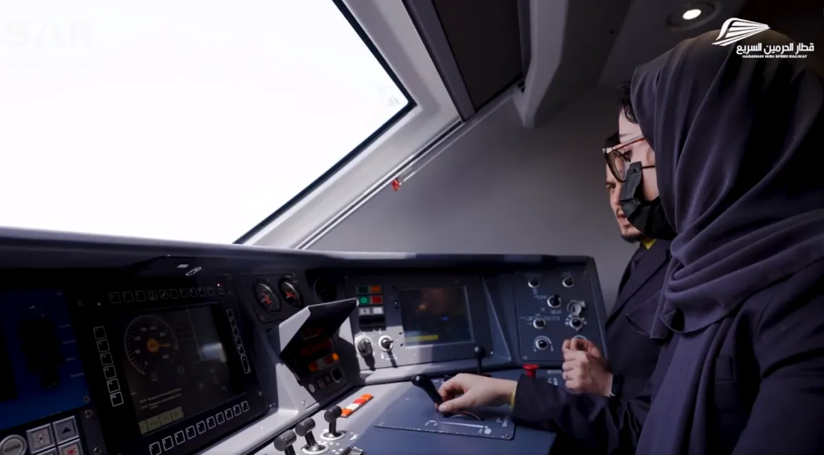 رسميا.. اعتماد 32 قائدة سعودية لقيادة قطار الحرمين السريع - الصورة من حساب مؤسسة الخطوط الحديدية السعودية على تويتر