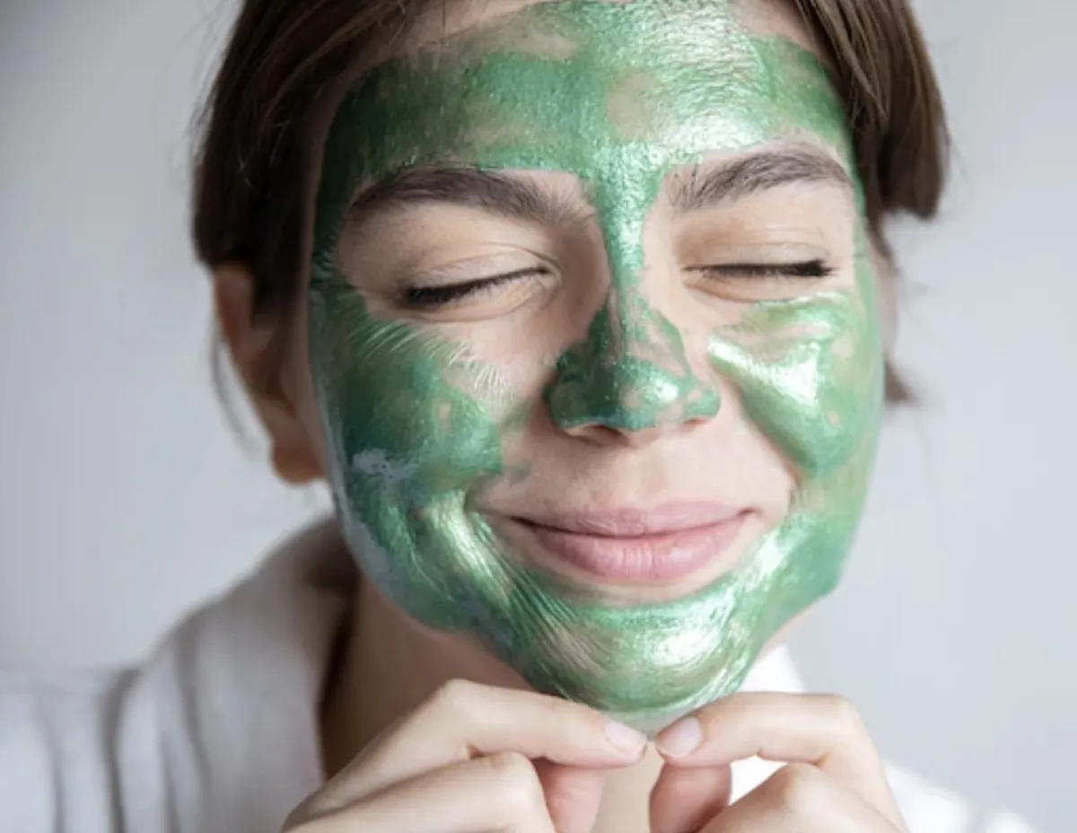 فوائد وأضرار ماسك الطين الأخضر للبشرة الدهنية