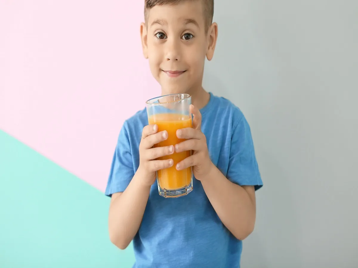 صورة لطفل يتناول عصير البرتقال