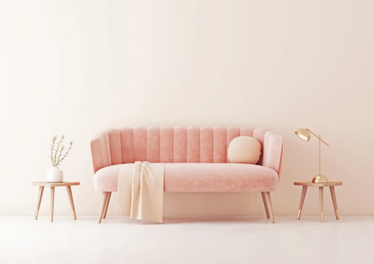 المخمل الزهري يكسو الأريكة