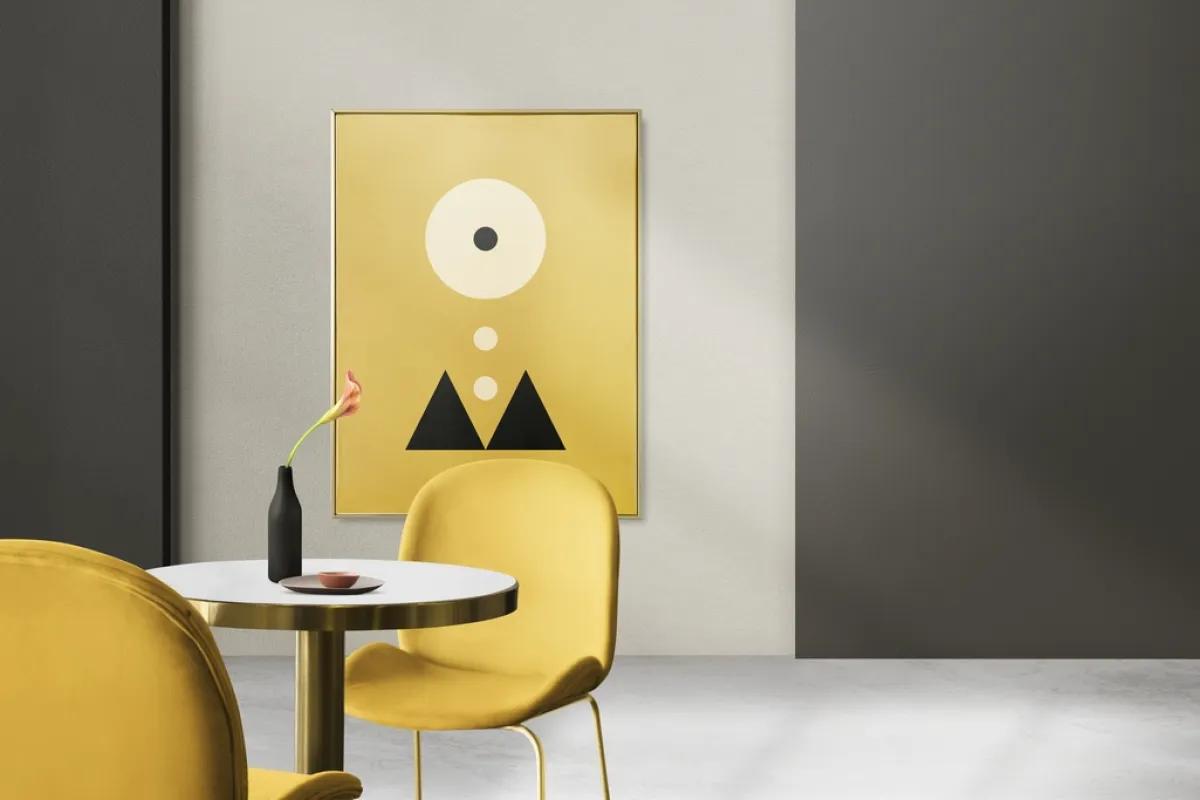 ديكور محمل بلمسات من الأصفر الداكن