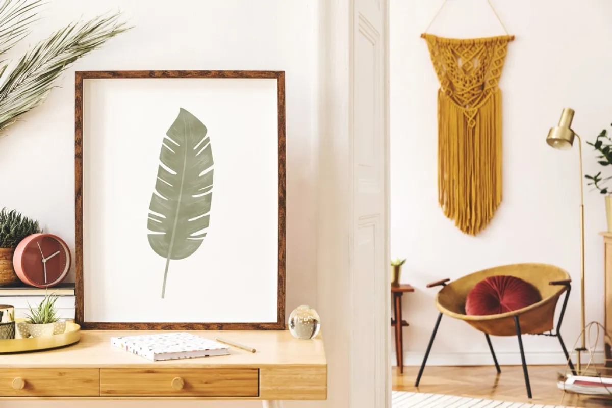 الأصفر الدافئ يحل على المكرميه، التي تزين الجدر، ويغلف المقعد