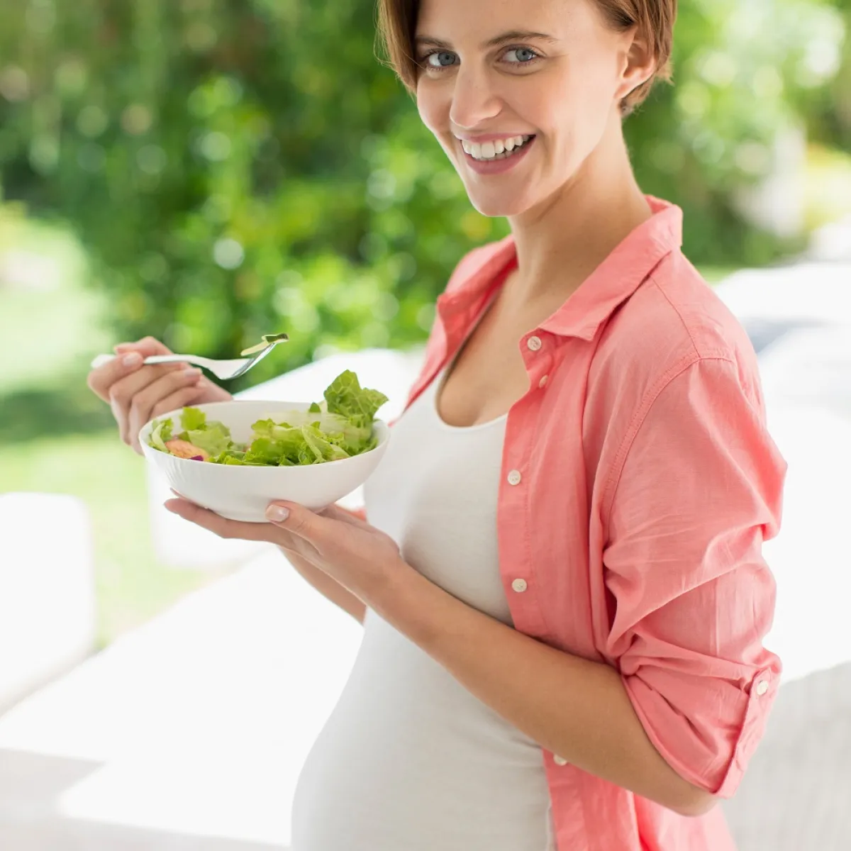 صورة لحامل تتناول السلاطة بالخل