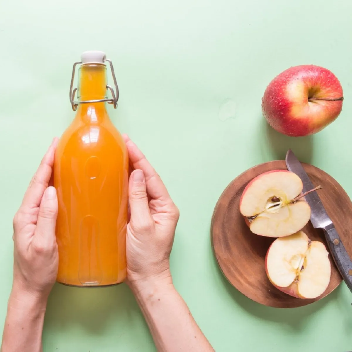 صورة لزجاجة من خل التفاح