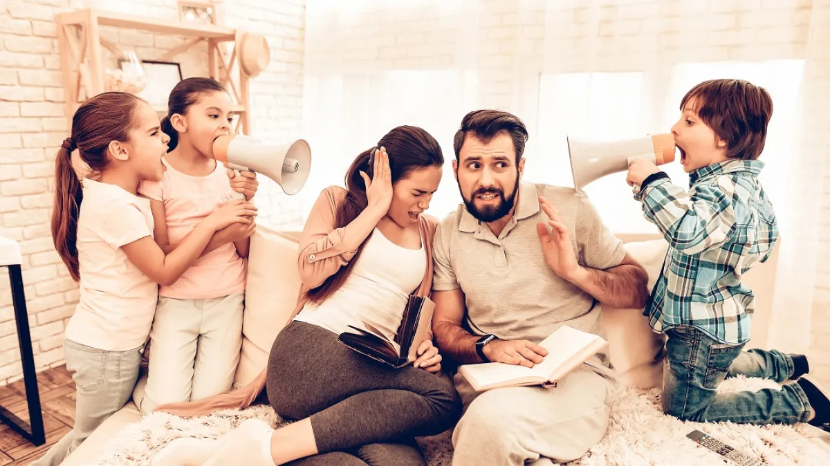 صورة لأطفال يلعبون ويتحركون أمام  والديهم