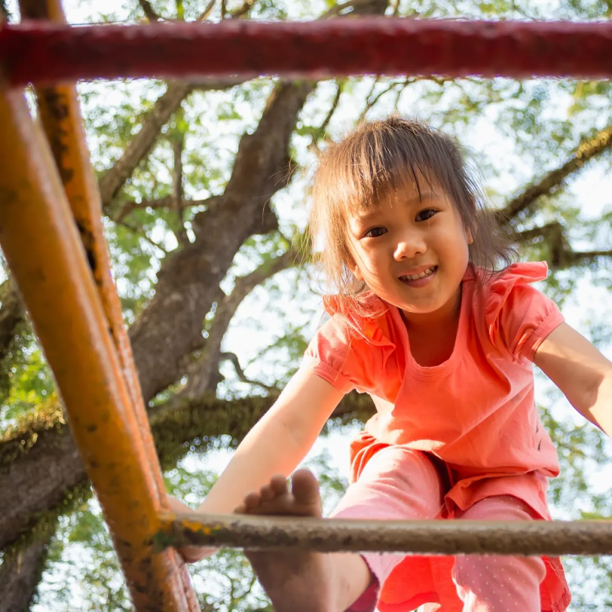 صورة لطفلة تلعب وتقفز