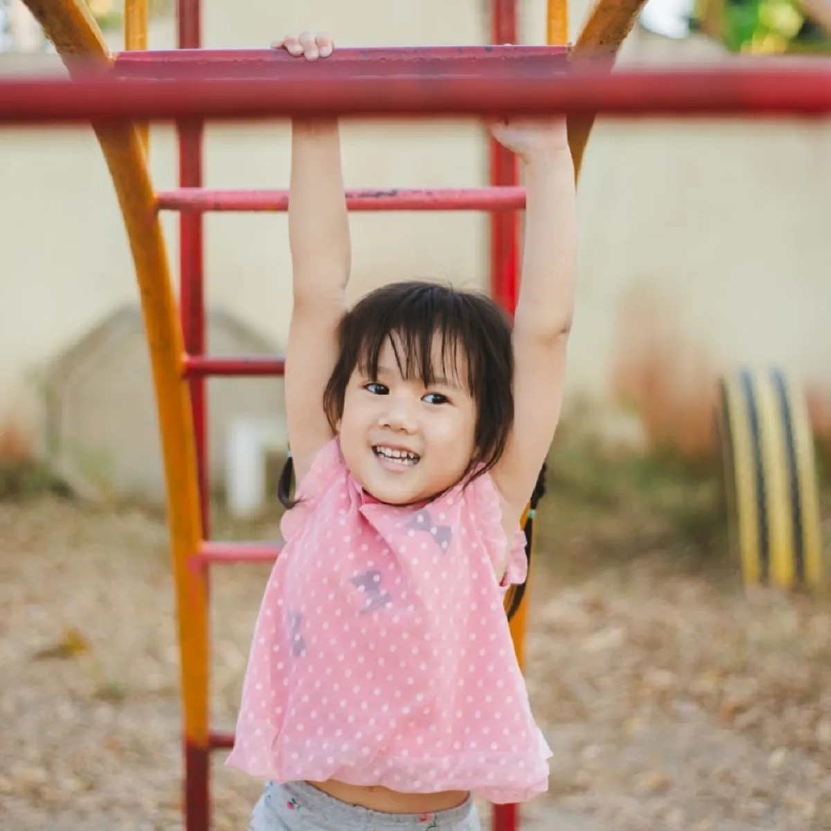 صورة لطفلة تلعب