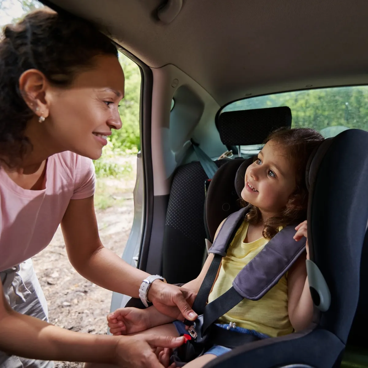 صورة لأم وطفلها داخل العربة