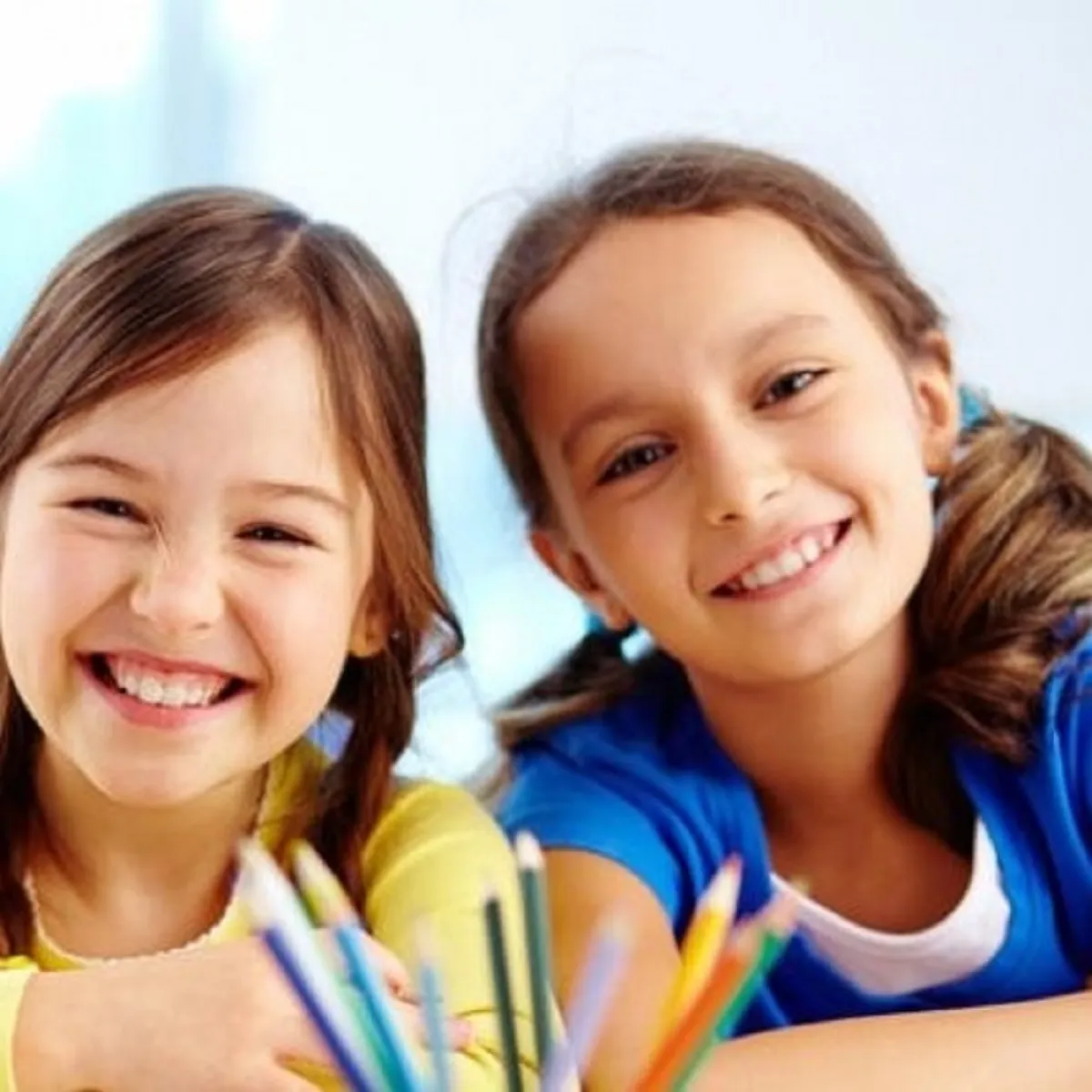 صورة لطفلتين تتمتعان بمهارات اجتماعية