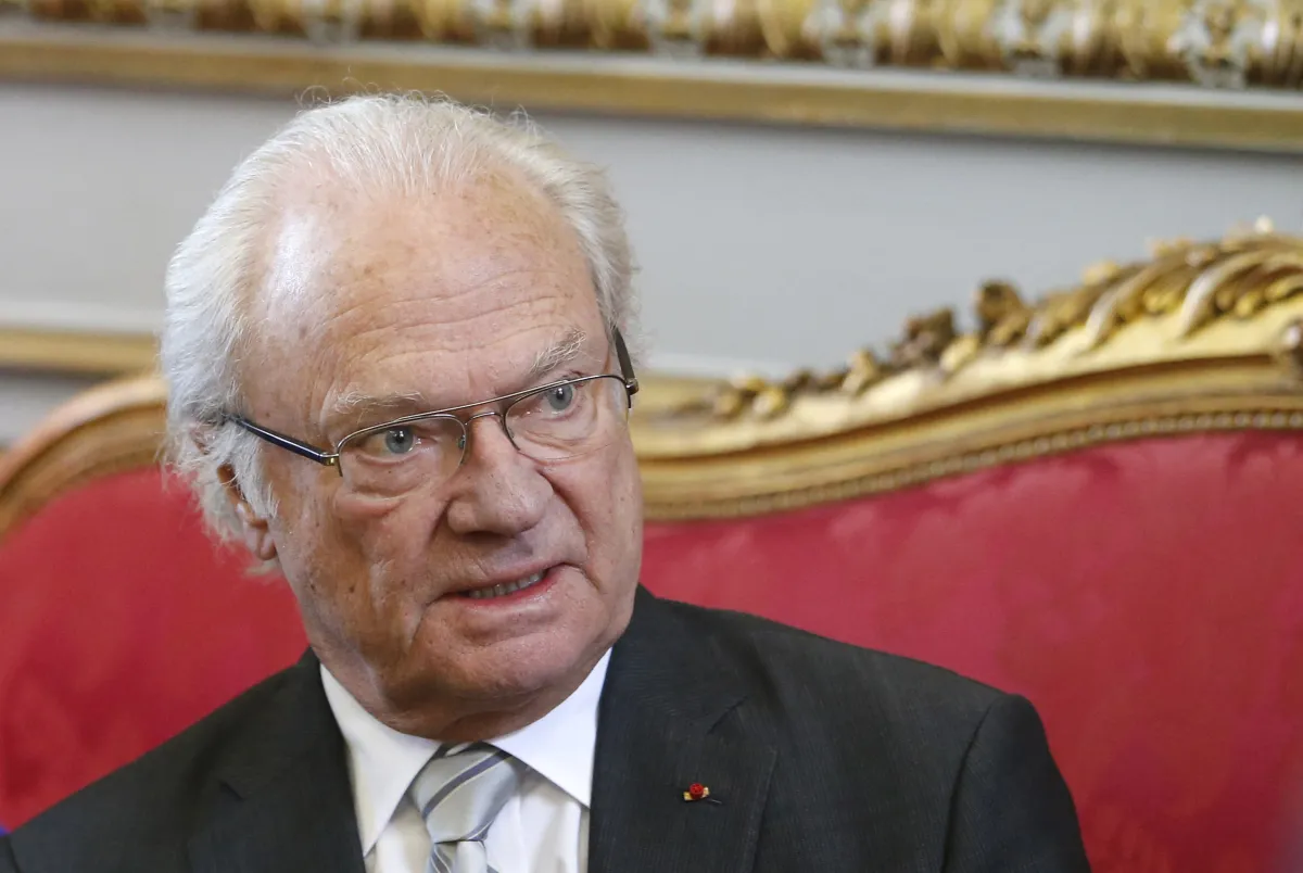 Sweden's King Carl XVI Gustaf poses prior to a lunch at the city hall in Toulouse, on December 4, 2014, AFP PHOTO/POOL/GUILLAUME HORCAJUELO GUILLAUME HORCAJUELO / POOL / AFP