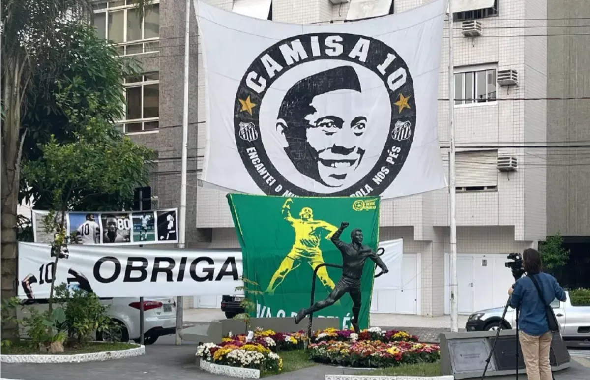 النصب التذكاري لبيليه في وسط مدينة سانتوس. الصورة من AFP