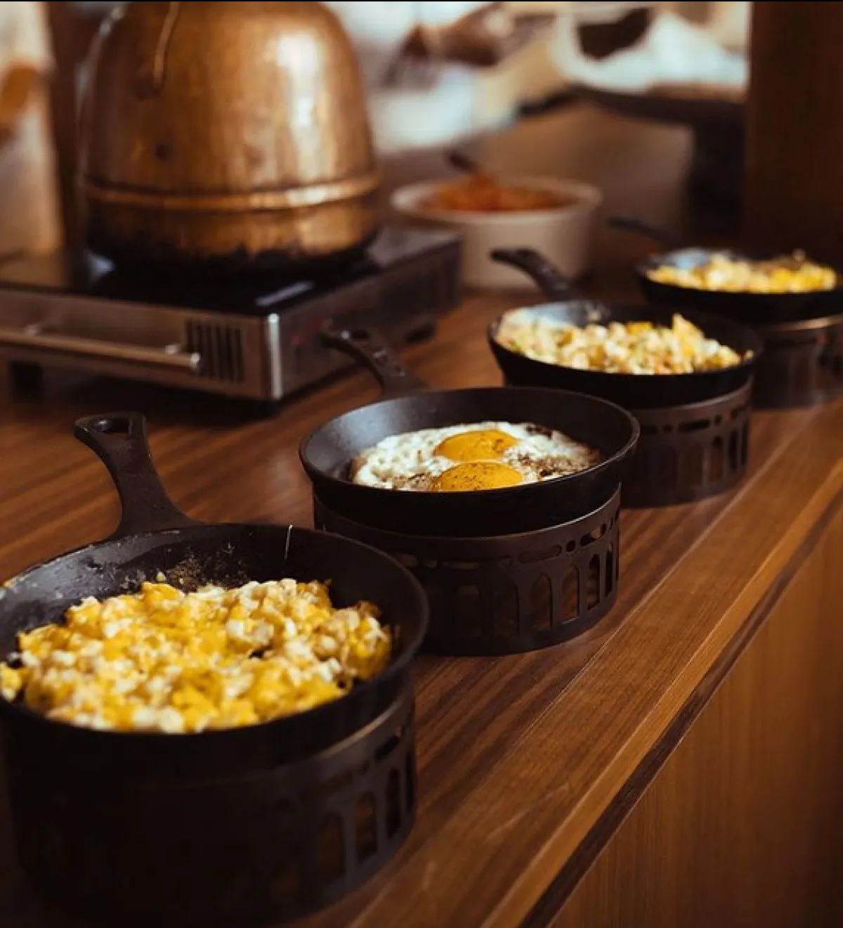 أطباق منوعة من البيض في مطعم شبابيك