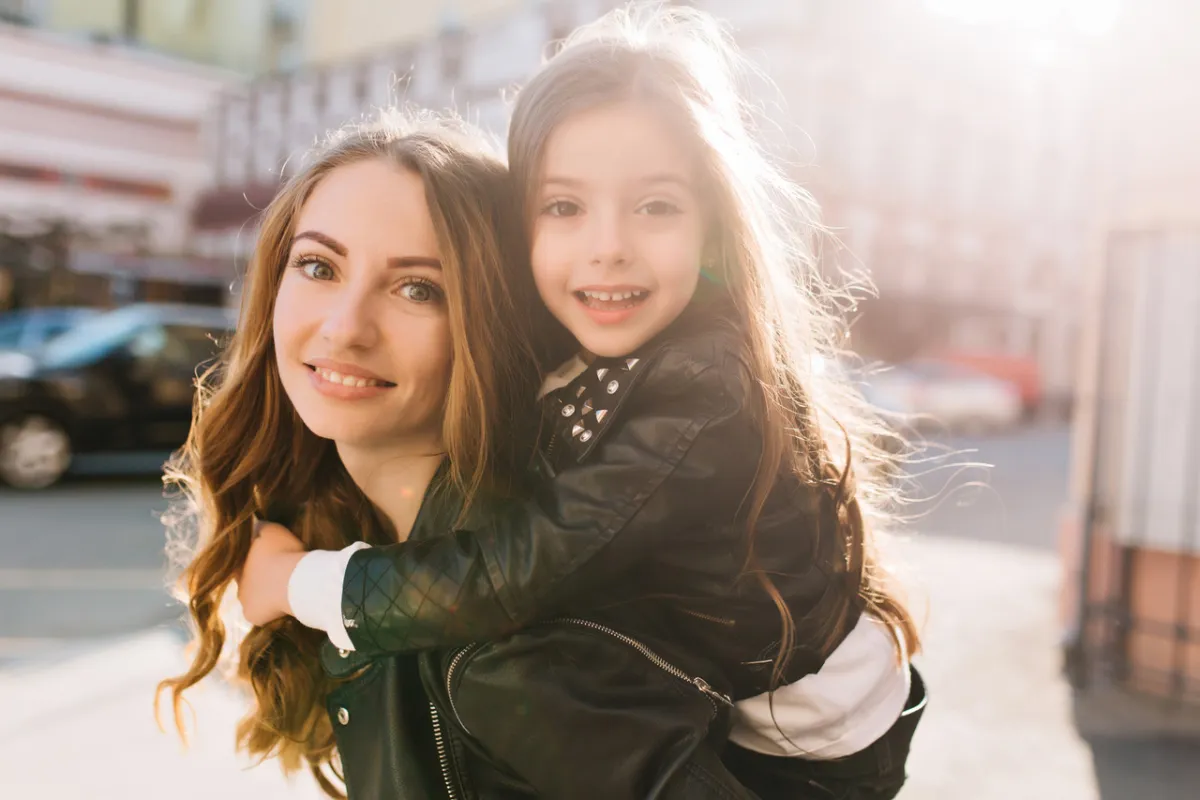 صورة لأم تحمل ابنتها