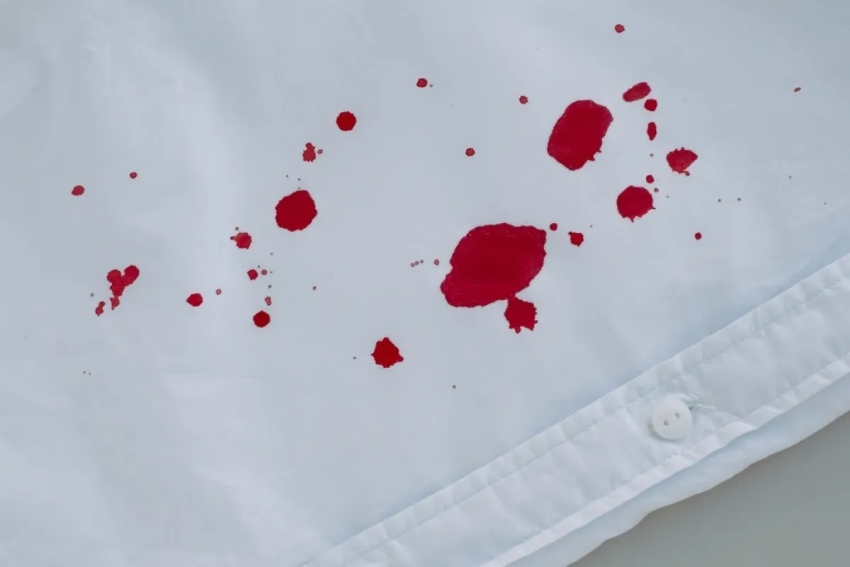 قميص أبيض ملطخ بالدم