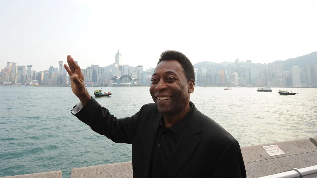 Retired football star Pele of Brazil poses for a photo before the Hong Kong skyline in the Kowloon district of the city on March 7, 2011. Pele is in town on a goodwill visit as part of the 2011 New York Cosmos Asia Tour. AFP PHOTO/MIKE CLARKE Mike CLARKE / AFP