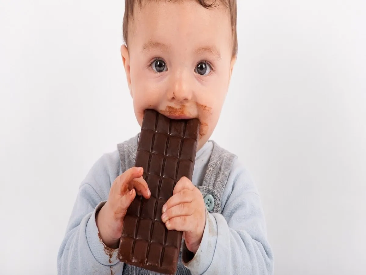 صورة لطفل يتناول الشوكولاتة