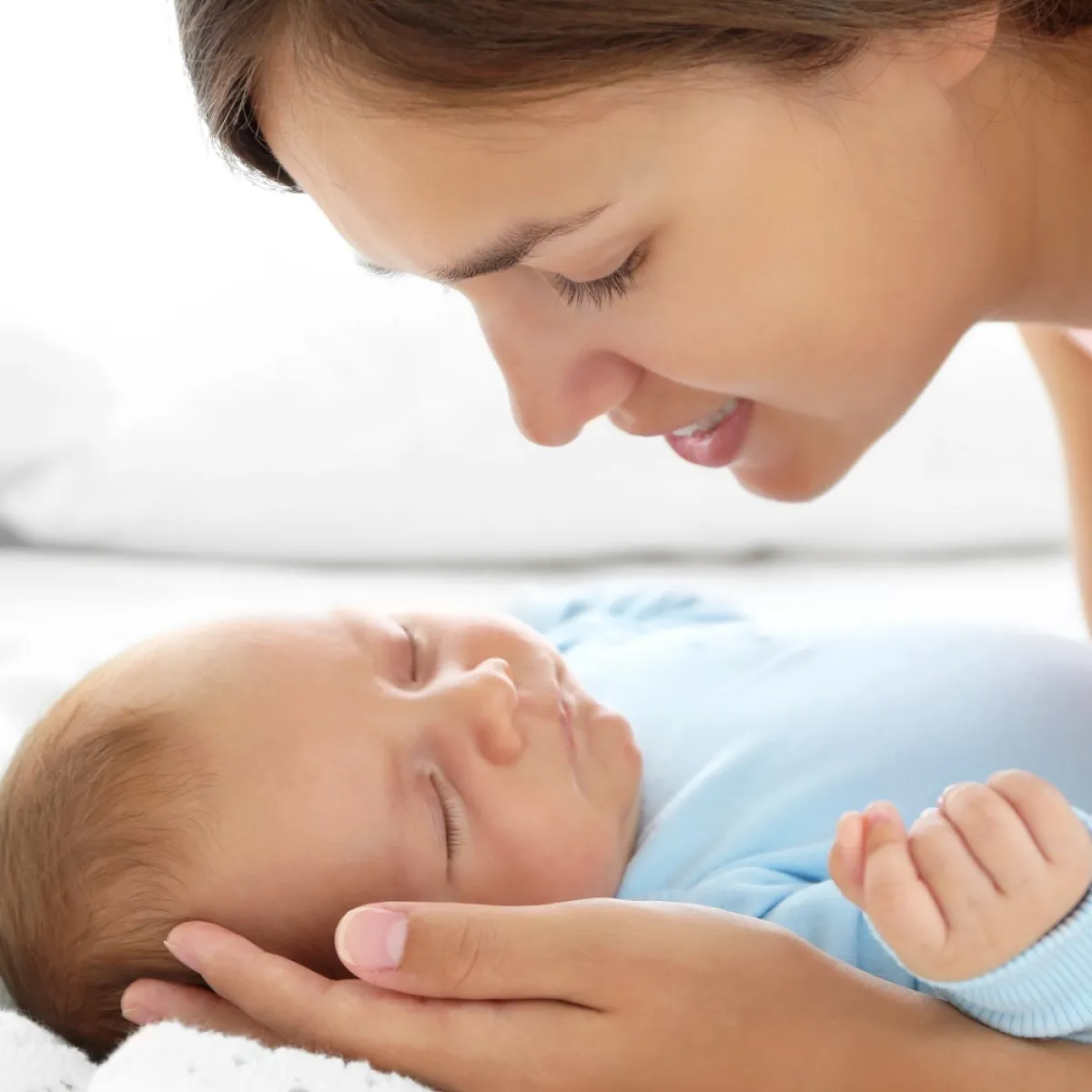 صورة لأم تشاهد طفلها