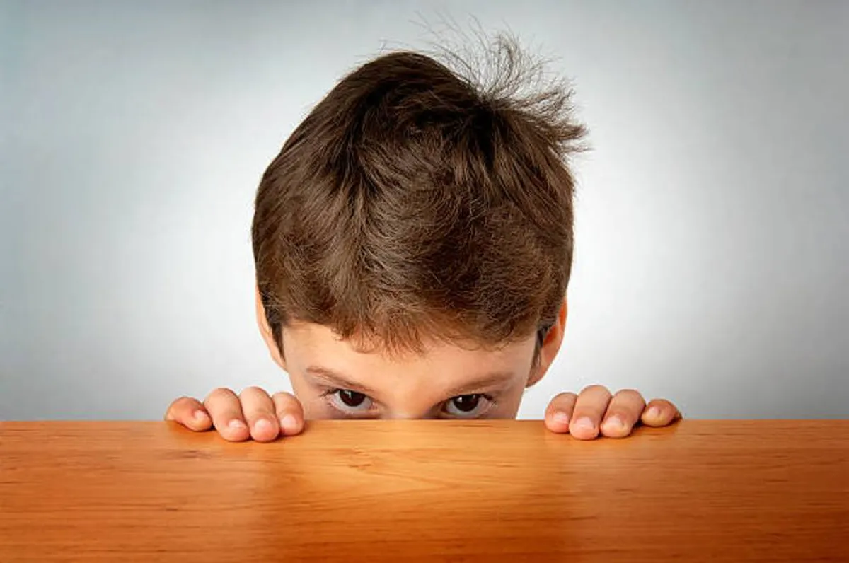 صورة لطفل يعاني نفسياً بسبب المحاسبة المستمرة