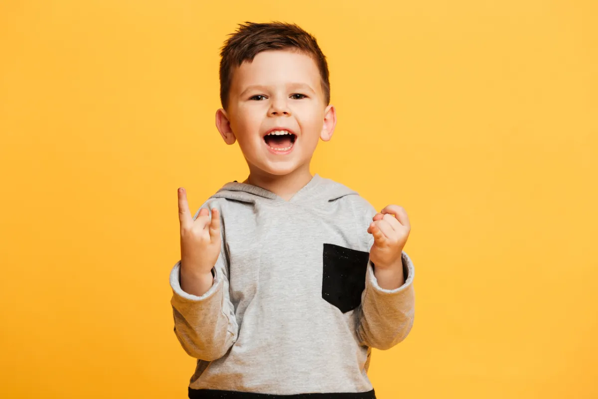 صورة لطفل يحب الحياة