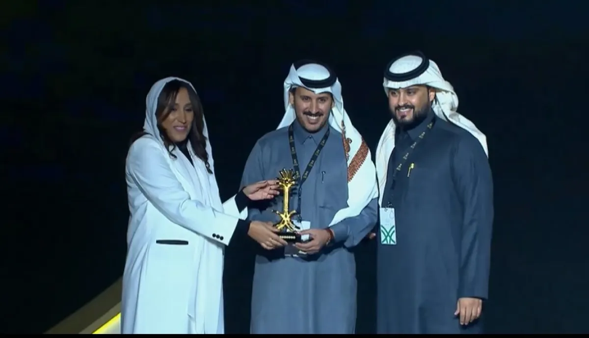 الرئيس التنفيذي للمجموعة السعودية للأبحاث والإعلام SRMG جمانا الراشد تسلّم ثواب السبيعي جائزة التميز الإعلامي - الصورة من حساب وزارة الإعلام على تويتر