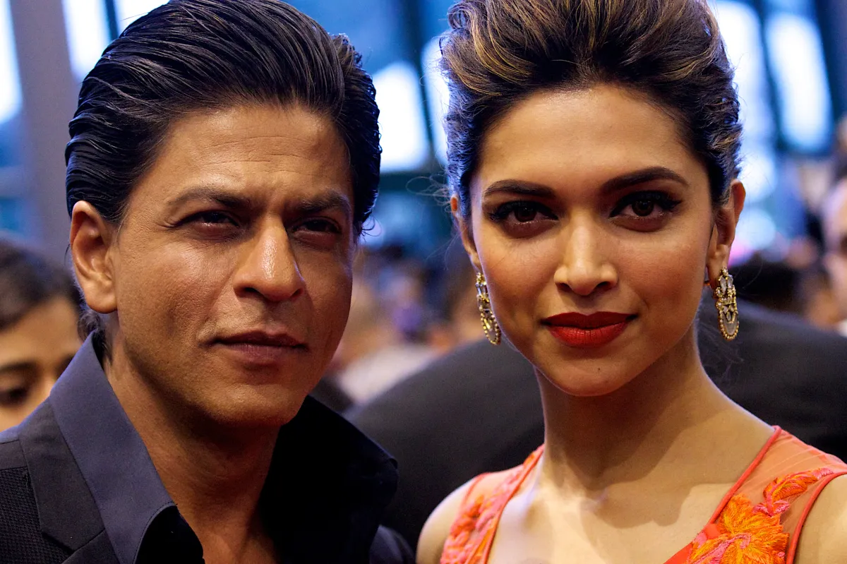 Indian Bollywood film actors Shah Rukh Khan (L) and Deepika Padukone (R) in Feltham, west London on July 31, 2013. AFP PHOTO/ ANDREW COWIE / AFP