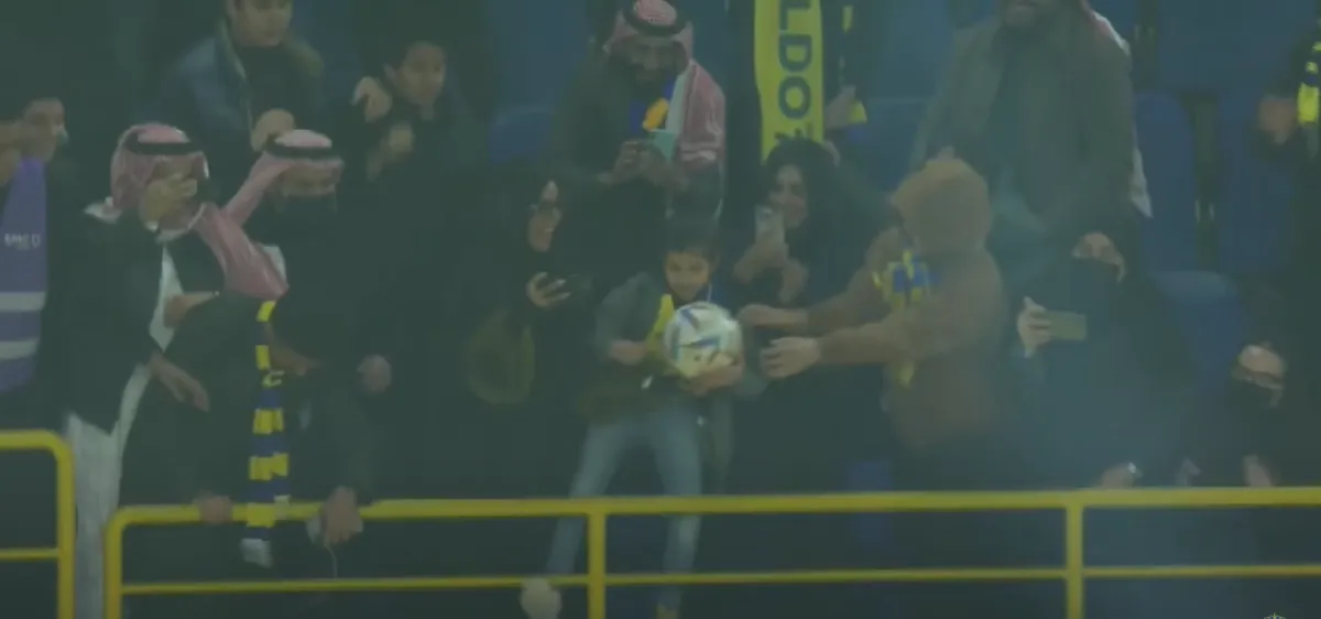 كريستيانو رونالدو يهدي أصغر مشجعة للنصر السعودي كرة قدم موقعة باسمه خلال حفل استقباله بمرسول بارك  - الصورة من حفل استقبال الدون عبر حساب نادي النصر على اليوتيوب