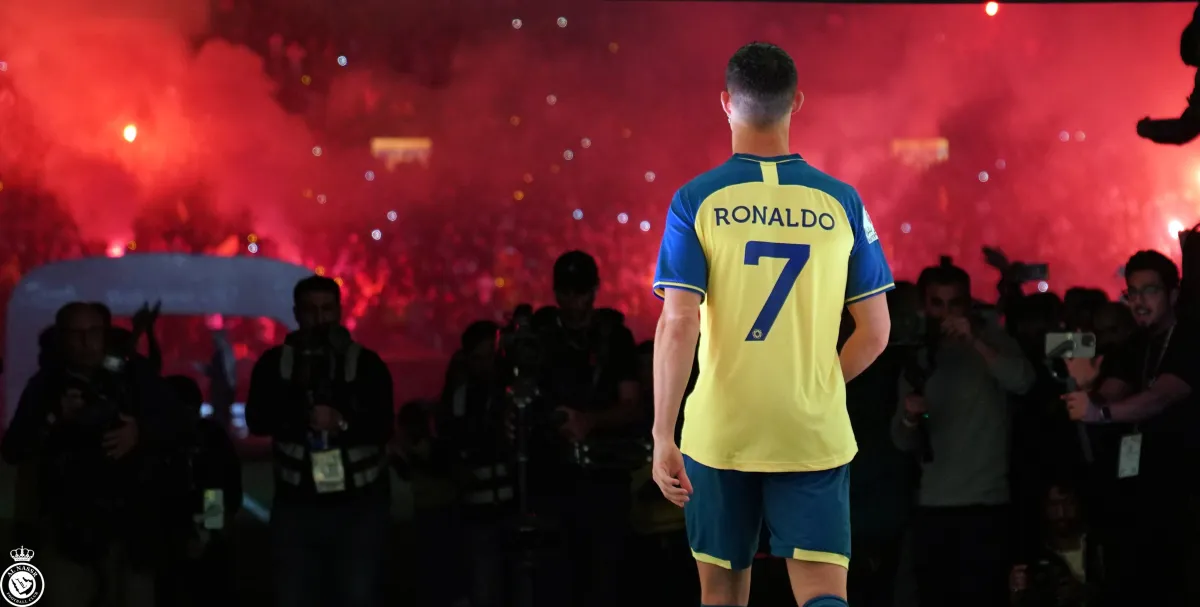 كريستيانو رونالدو يهدي أصغر مشجعة للنصر السعودي كرة قدم موقعة باسمه خلال حفل استقباله بمرسول بارك  - الصورة من حفل استقبال الدون عبر حساب نادي النصر على تويتر