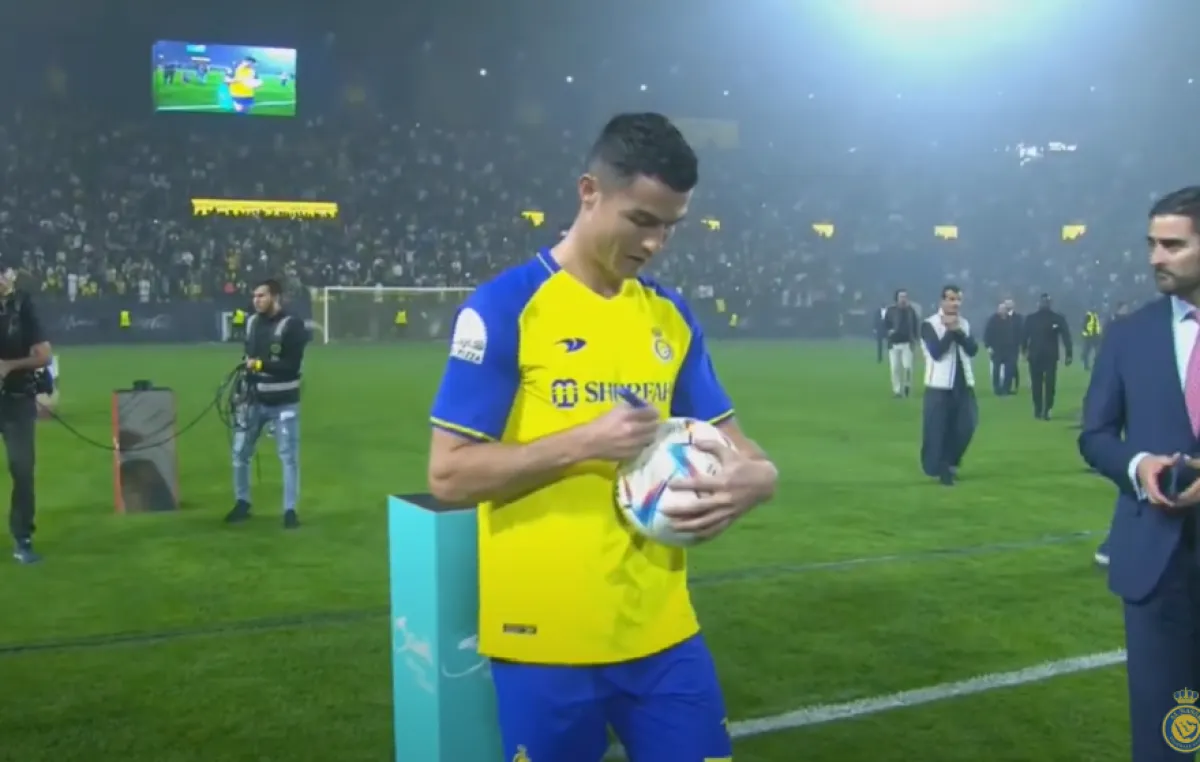 كريستيانو رونالدو يهدي أصغر مشجعة للنصر السعودي كرة قدم موقعة باسمه خلال حفل استقباله بمرسول بارك  - الصورة من حفل استقبال الدون عبر حساب نادي النصر على اليوتيوب