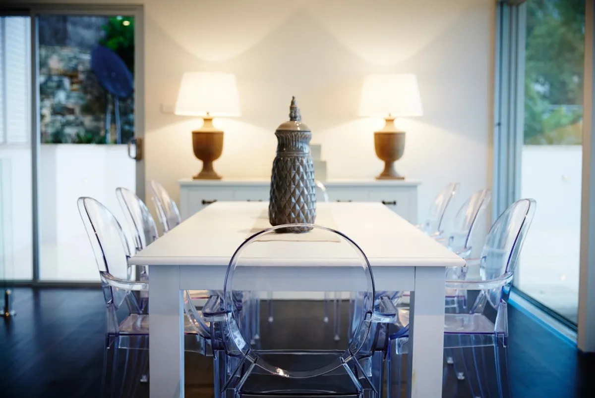 مجموعة من الكراسي الأكريليك