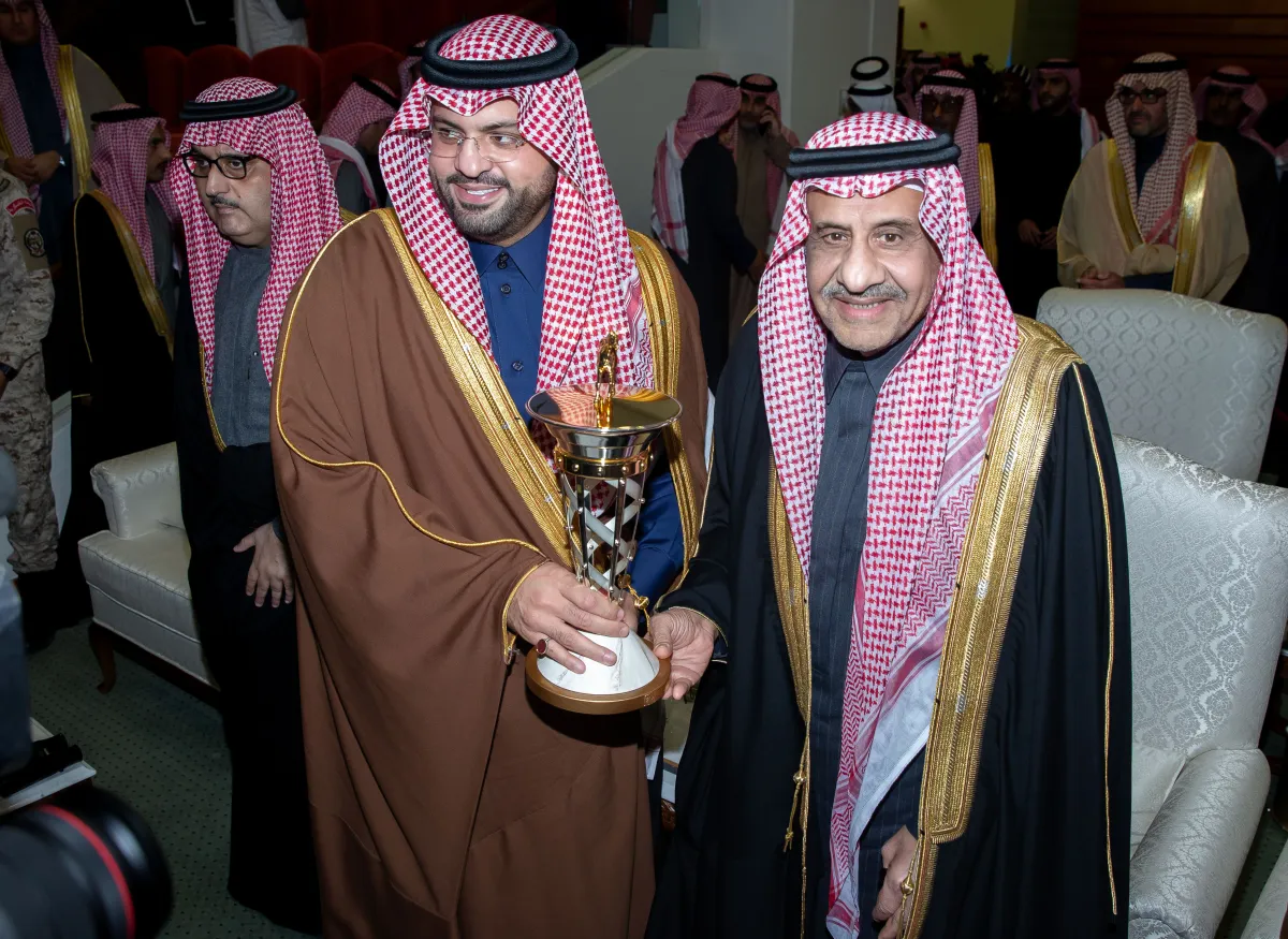  الأمير خالد بن سلطان بن عبدالعزيز يسلم الكأس للأمير فهد بن خالد بن سلطان بن عبدالعزيز