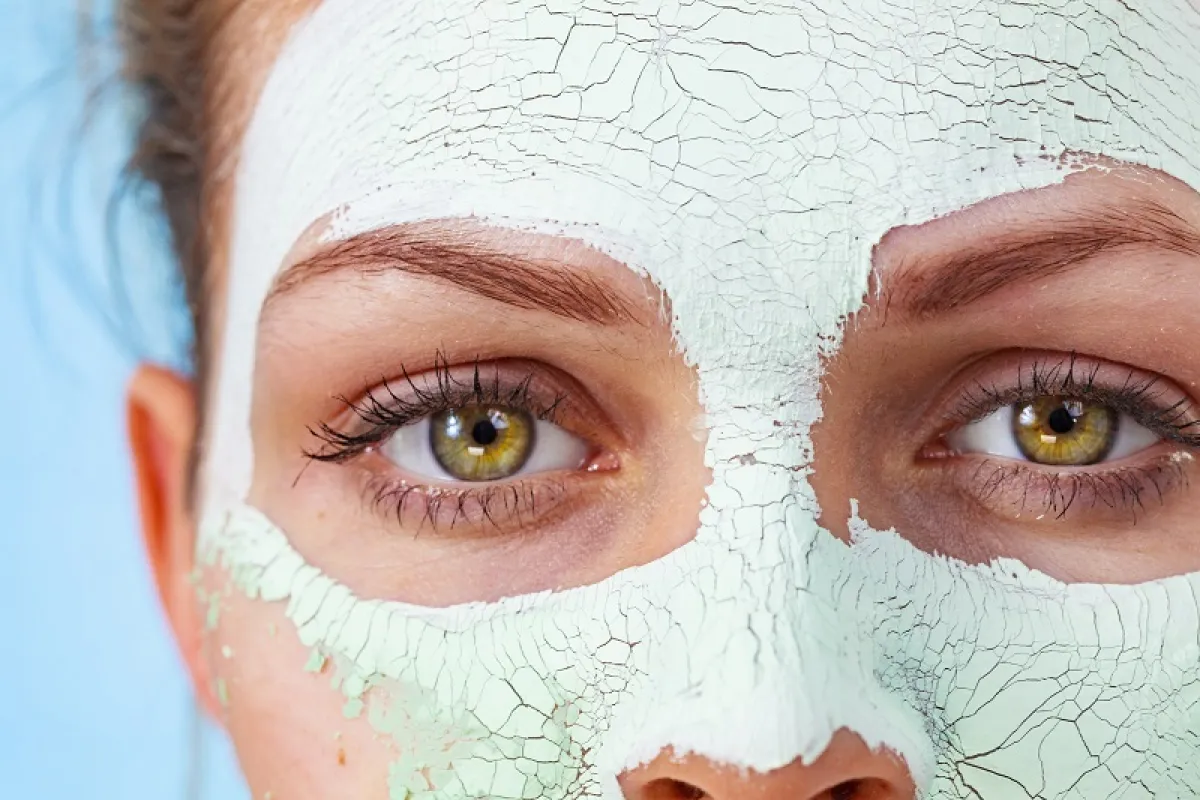 قناع الطين الأبيض