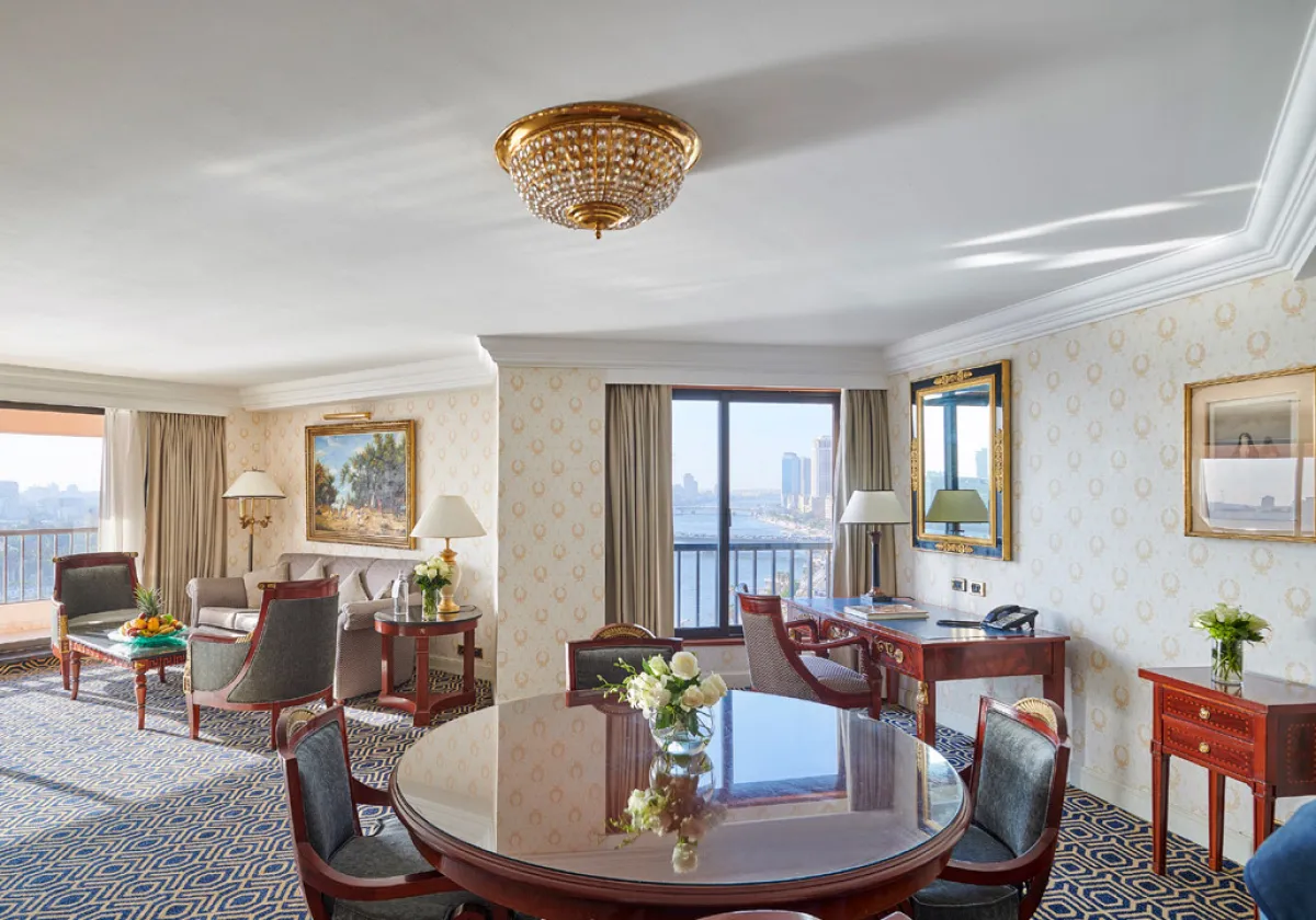 تتميز غرف وأجنحة الفندق بالمزج بين الكلاسيكية الأنيقة والفخامة العصرية