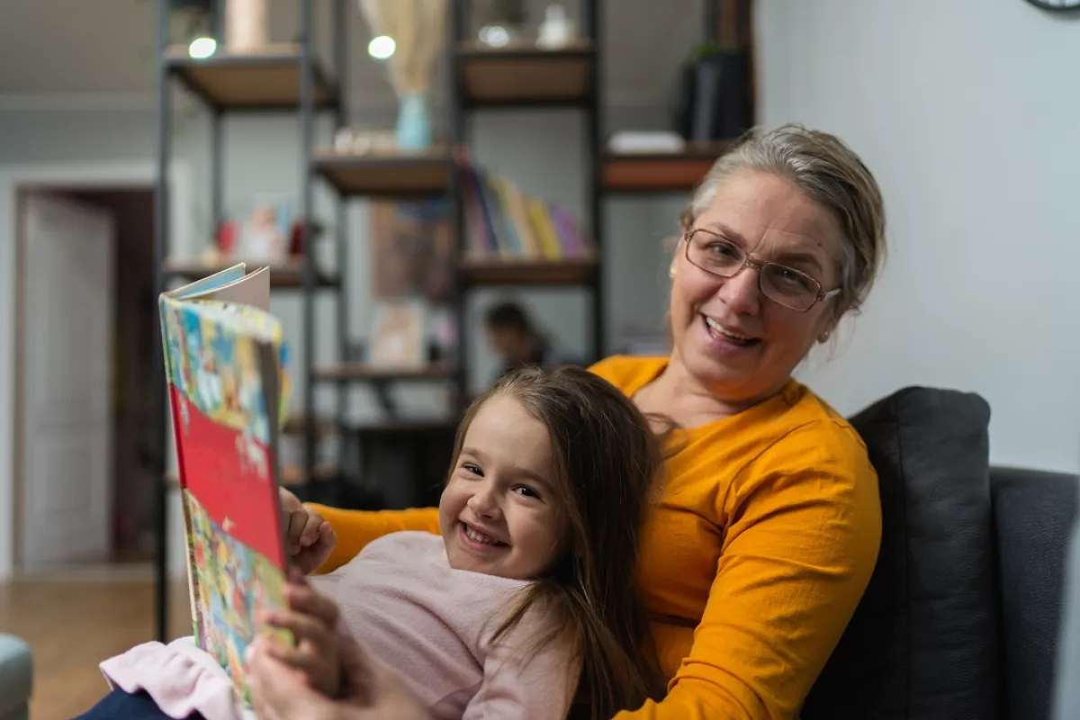 صورة لجدة وحفيدتها 