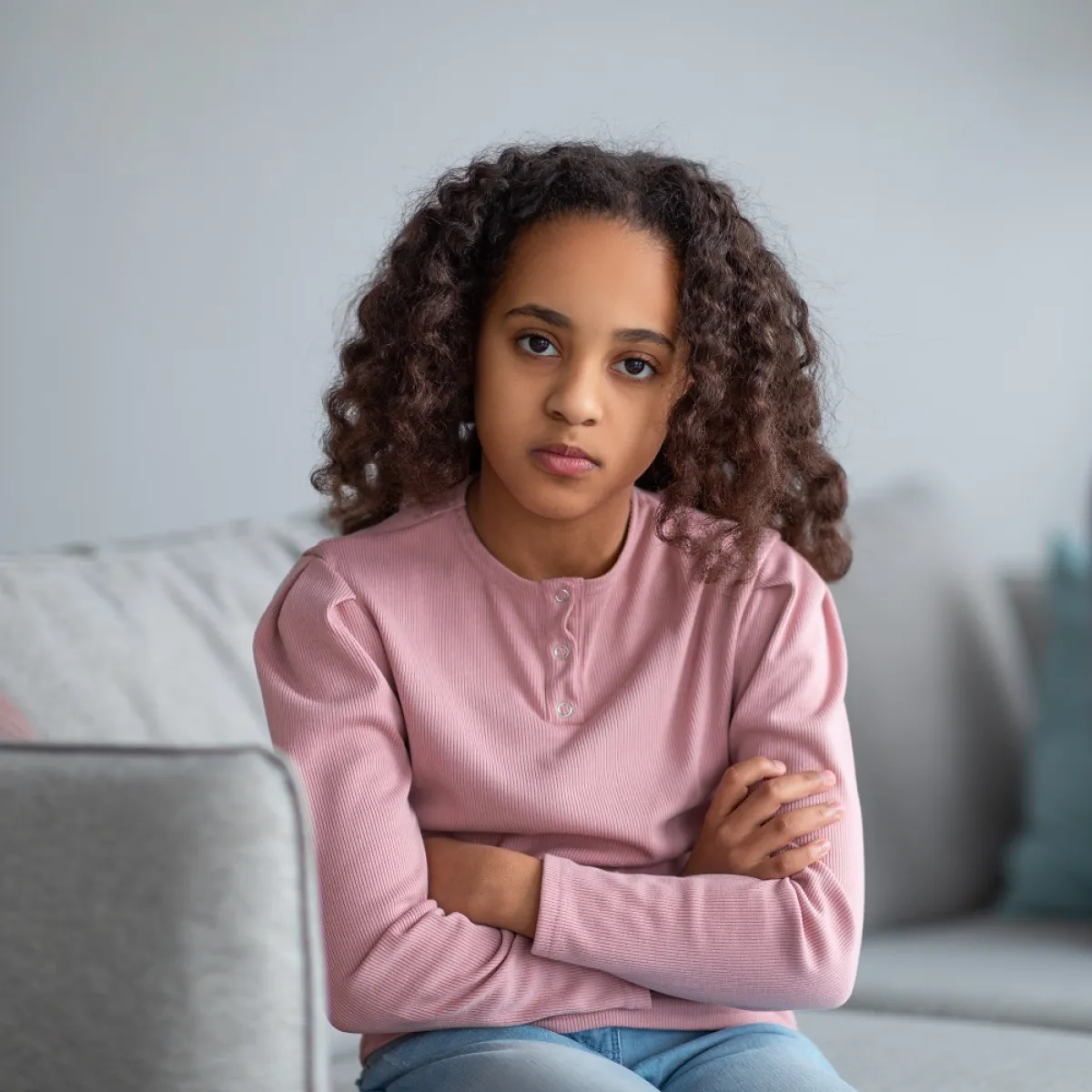 صورة لطفلة تشعر بالوحدة والاكتئاب