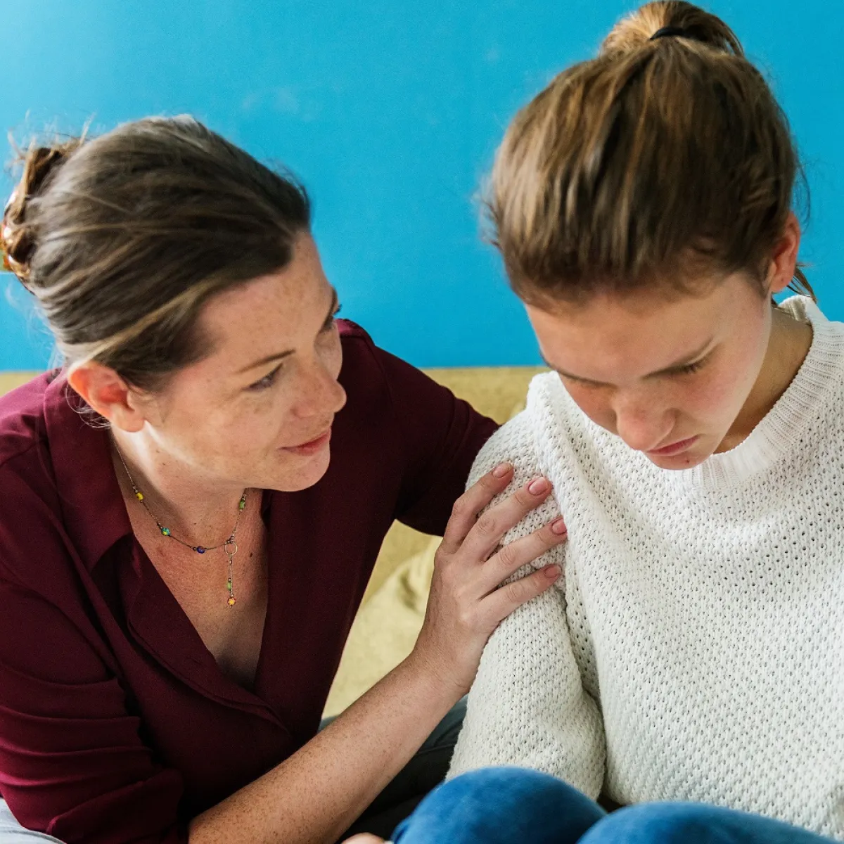 صورة لأم تهتم بابنتها