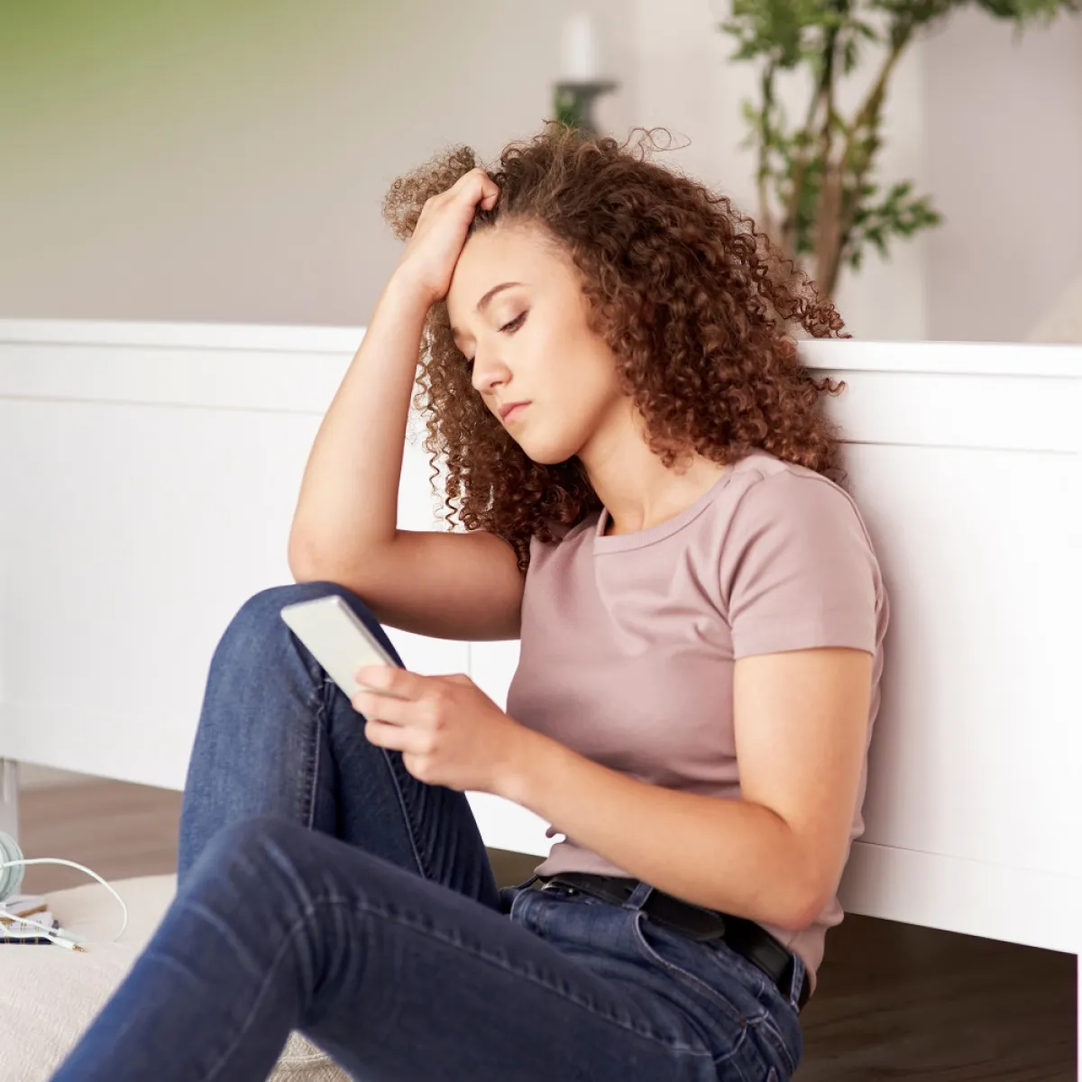 صورة لفتاة قلقة