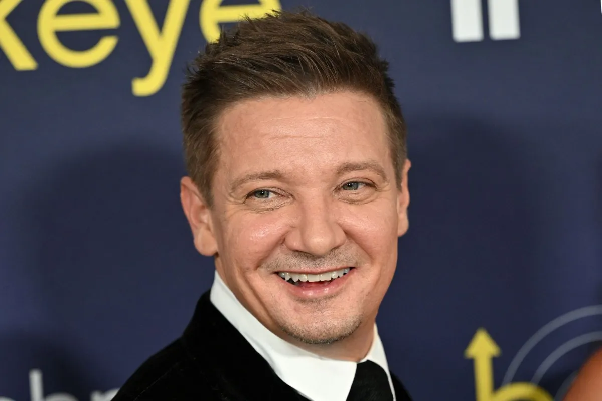 on November 17, 2021 US actor Jeremy Renner arrives for the premiere of Marvel Studios' television miniseries "Hawkeye" at the El Capitan Theatre in Los Angeles. Robyn Beck / AFP