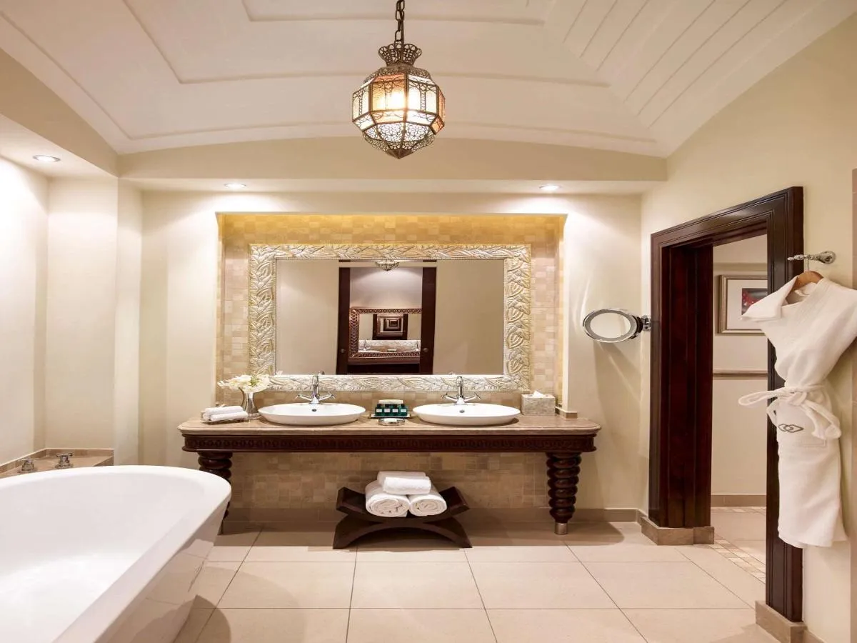 حمامات فخمة في غرف منتجع سوفيتل الزلاق تالاسا سي أند سبا البحرين