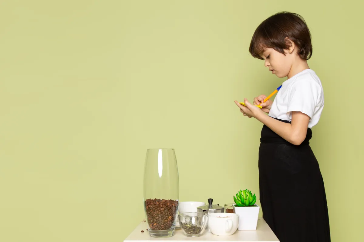 طفل يحضر وجبة الفاصولياء السوداء