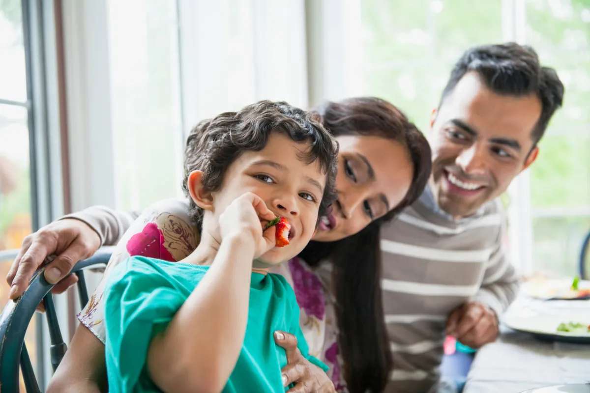 صورة لطفل يأكل الفراولة