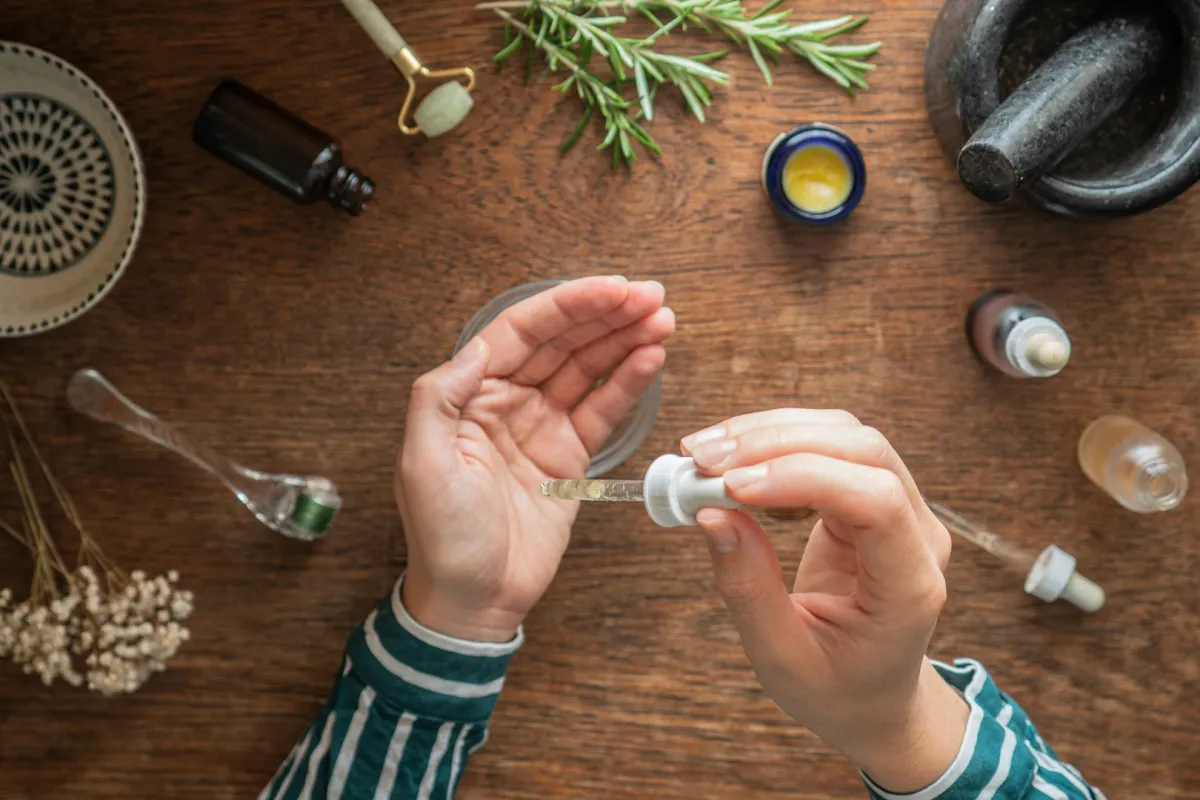 ضعي 10-15 قطرة من الزيت العطري في  ملعقتين كبيرتين من الزيت الناقل لتدليك المفاصل -المصدر: Adobe. Stock