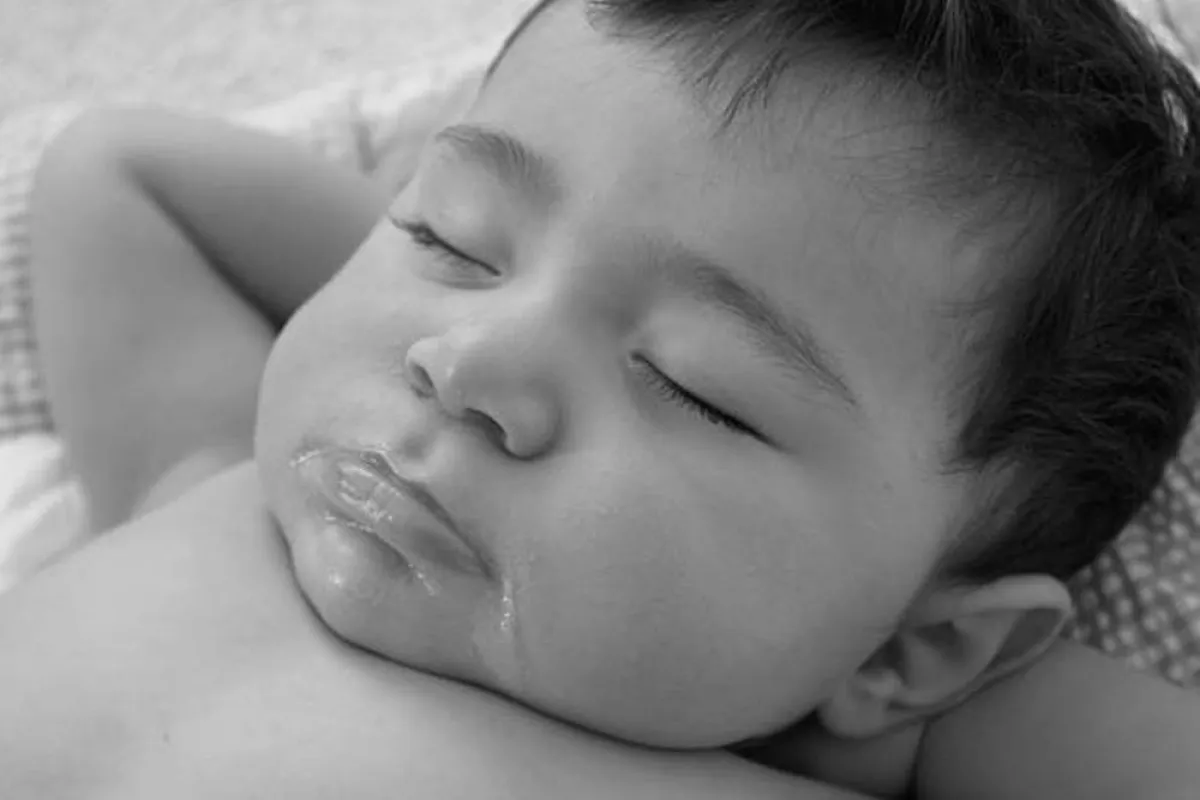 صورة لطفل يسيل اللعاب اثناء نومه