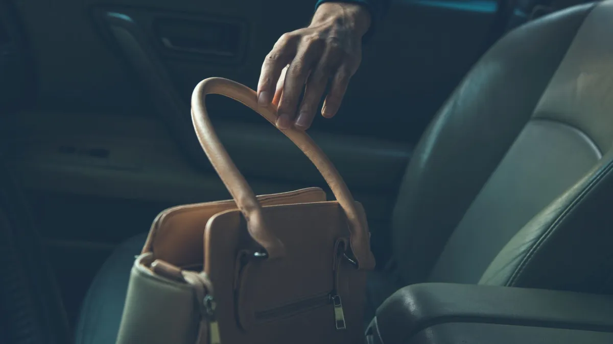 لا تترك أشياء ثمينة مكشوفة داخل السيارة