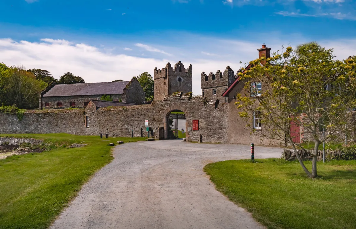 اكتسبت شهرتها بعد تصوير الأفلام فيها رحلة سياحية في استوديوهات الطبيعة