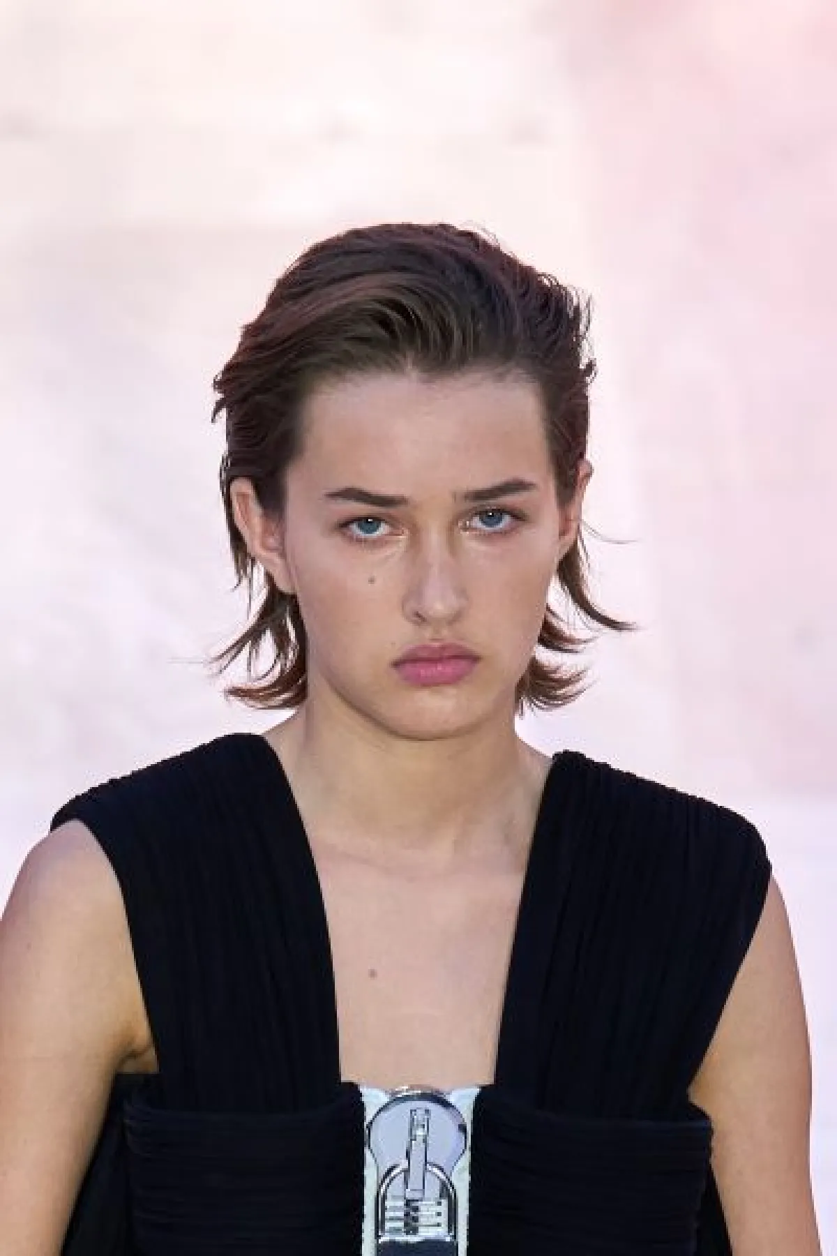 رسمة الحواجب القصيرة 