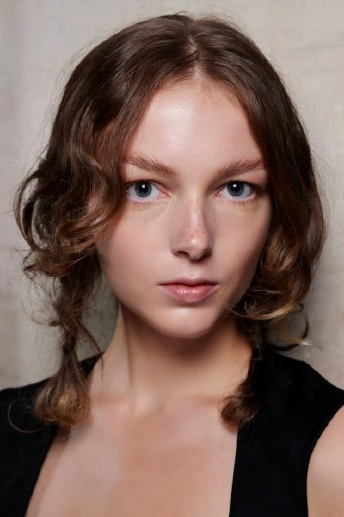 رسمة الحواجب على شكل ريش