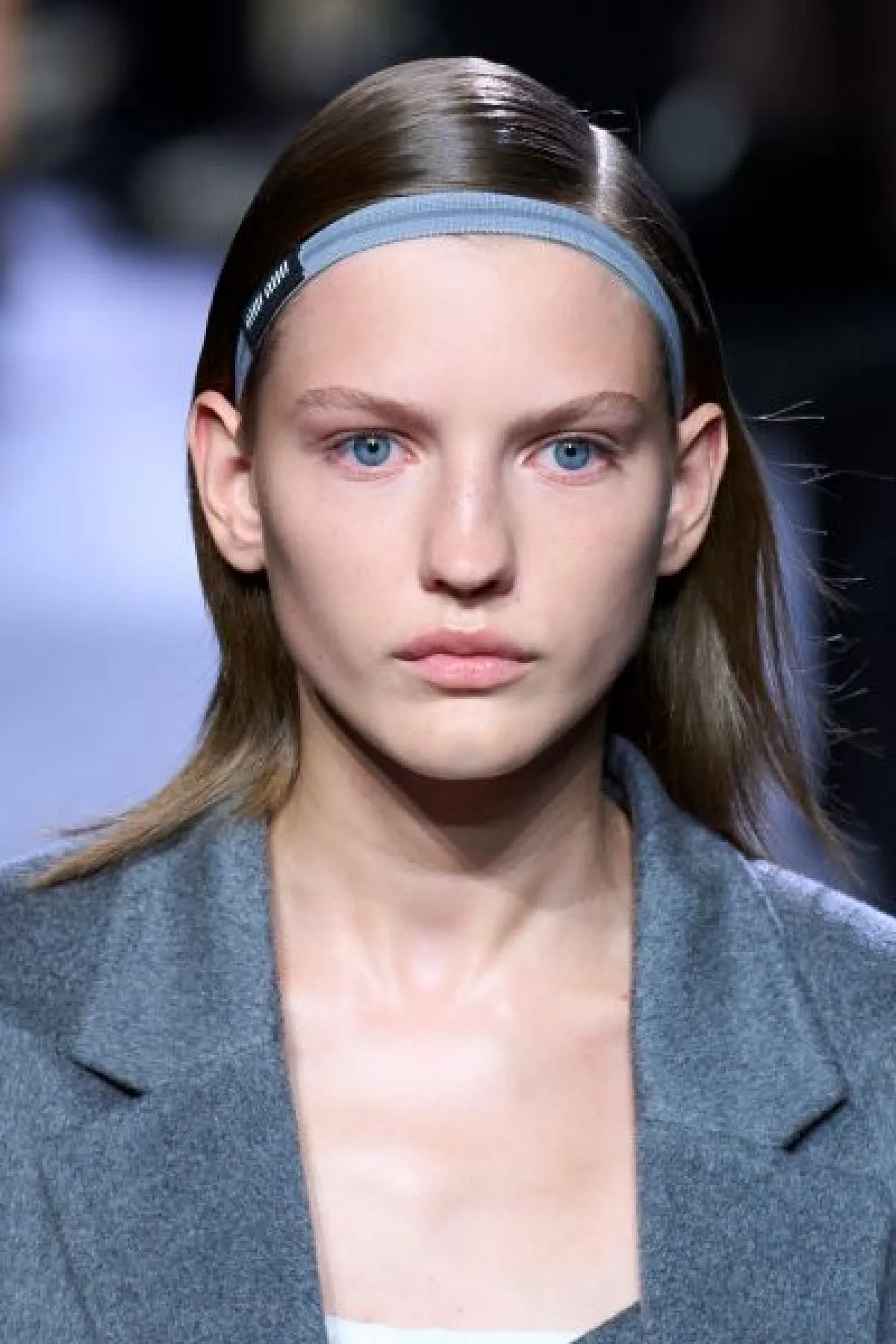 رسمة الحواجب العريض والرقيقة